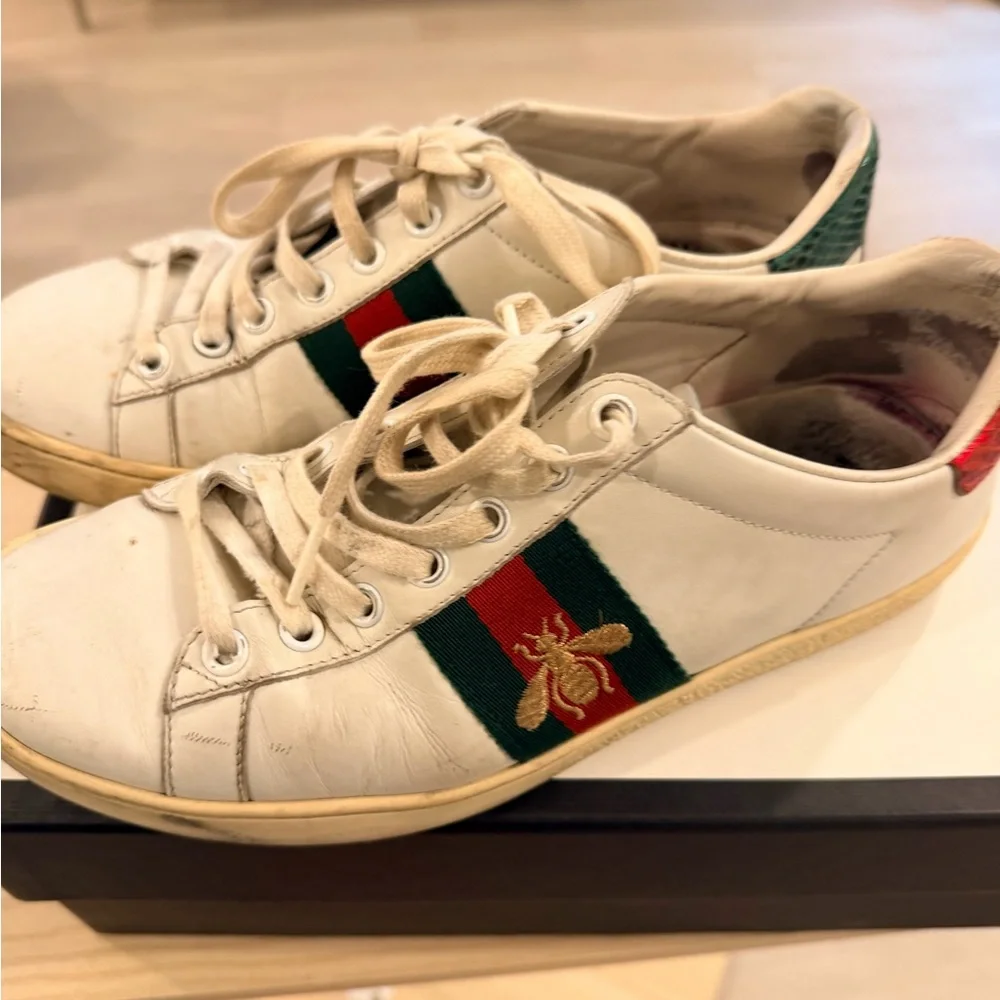 White Leather Sneaker with Red & Green Stripe and Embroidered Bee - Picture 3 of 6